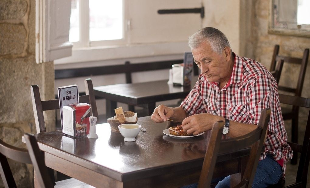 Un fiel del pulpo a media mañana con una taza de Ribeiro