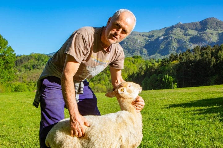 Peio Goikoetxea con una de sus ovejas.