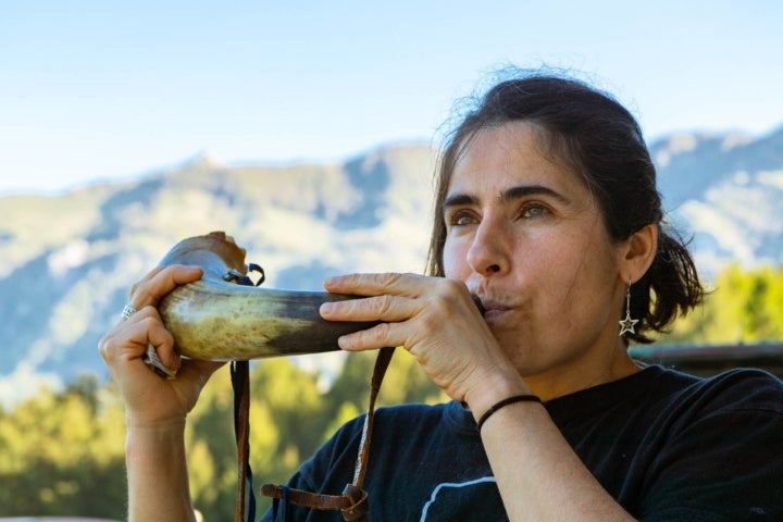 Maider tocando el cuerno con el que comienza las visitas.