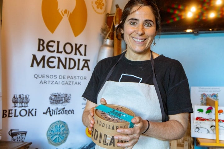 Maider con un queso Ardilarre en las manos.