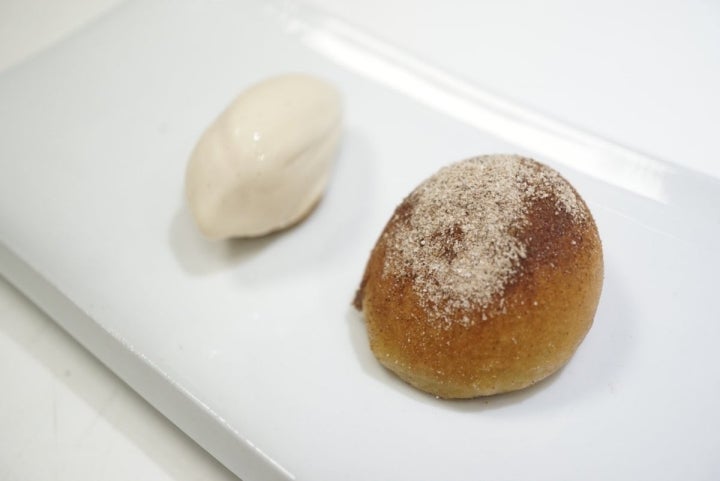 Bocadillo de garbanzos y helado de 'foie'. Foto: David López.