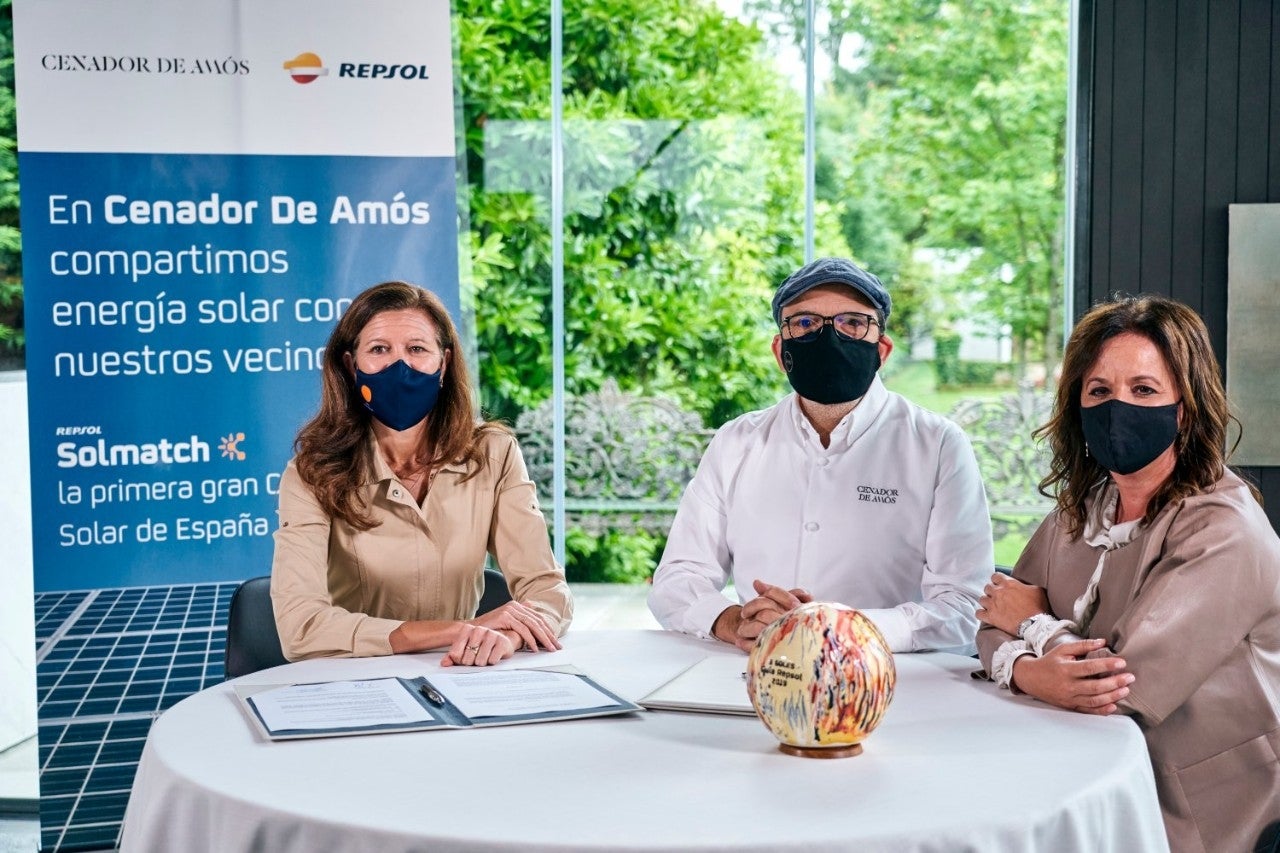 María Victoria Zingoni, directora General de Cliente y Generación Baja en Carbono de Repsol, junto a Jesús Sánchez y Marián Martínez.