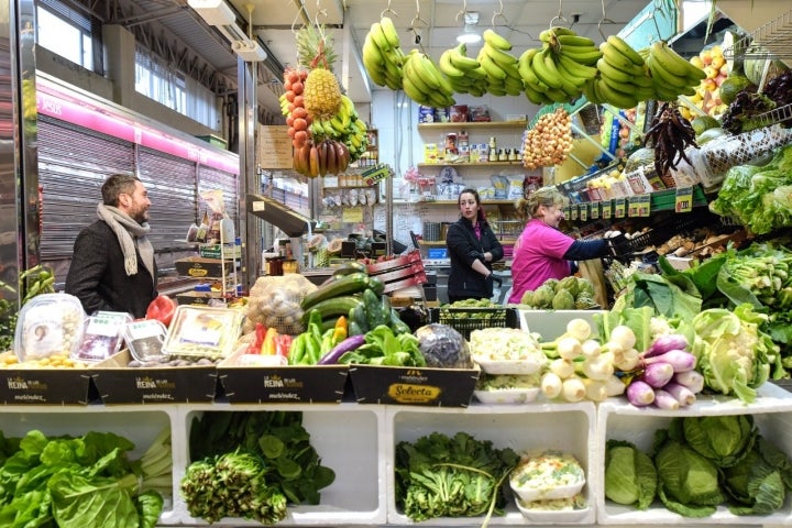 Casi todas las verduras que emplea López vienen de la frutería de Tere.