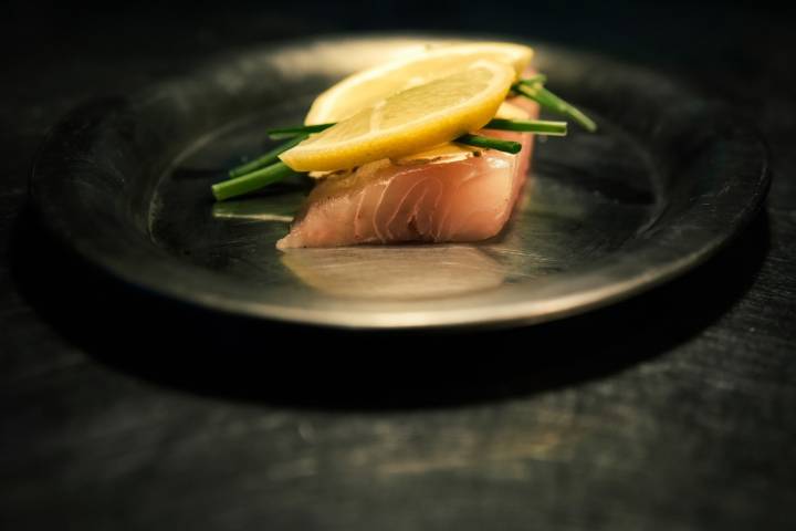 La receta de sargo comienza cocinando el pescado al vapor con limón y jengibre.