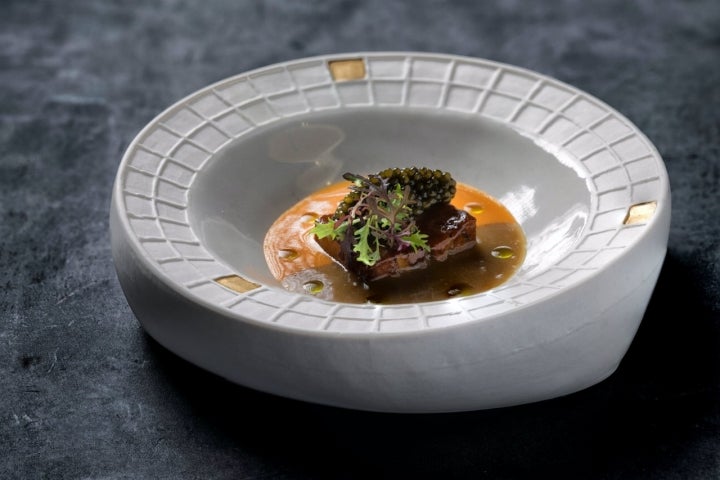 Plato de  lengua, jugo de fabas con almejas y caviar en A Tafona