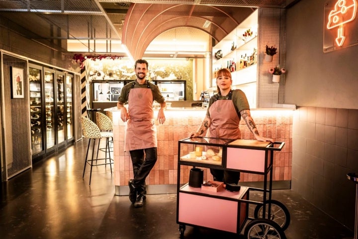 Rodrigo y Beatriz Fernández, con el carro de quesos de su restaurante.