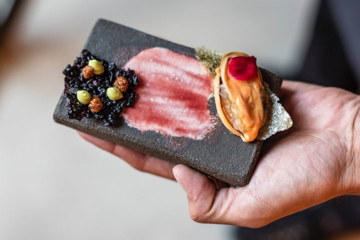 Mejillón relleno de kimchi con crujiente de alga nori en la base; y el socarrat con mojo canario y crema de aguacate.