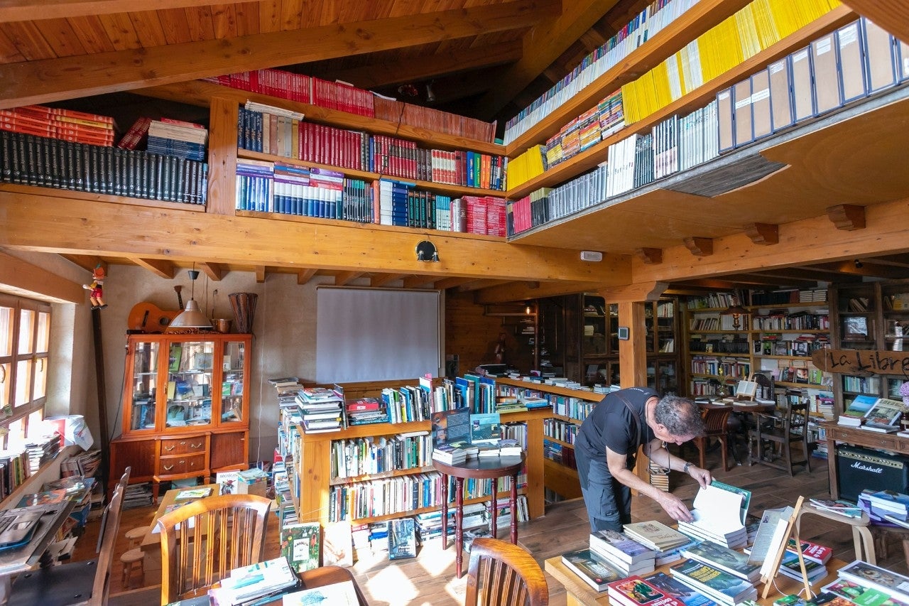 Una taberna de libros perdidos a las puertas de una cueva rupestre 