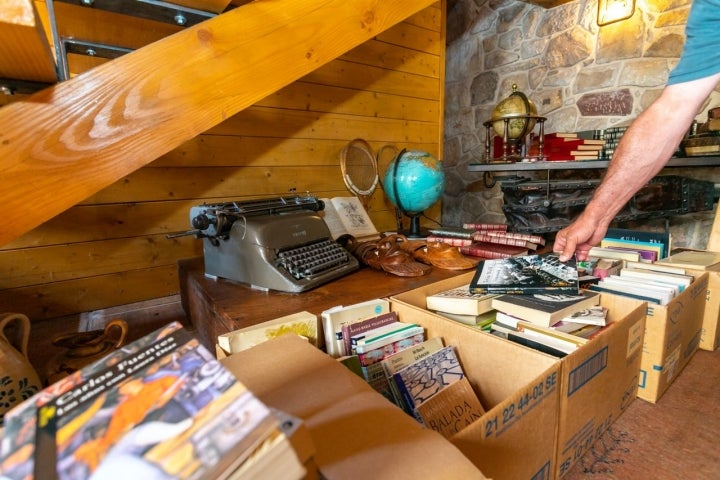 Aquí y allá, decenas de libros esperando su turno. 