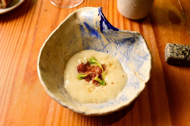 Caviar de ourizos de mar, coliflor y almendra.