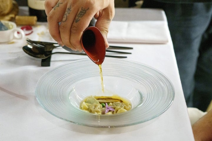 Sopa wonton de rubia gallega, guisantes a la brasa y shiitake encurtido