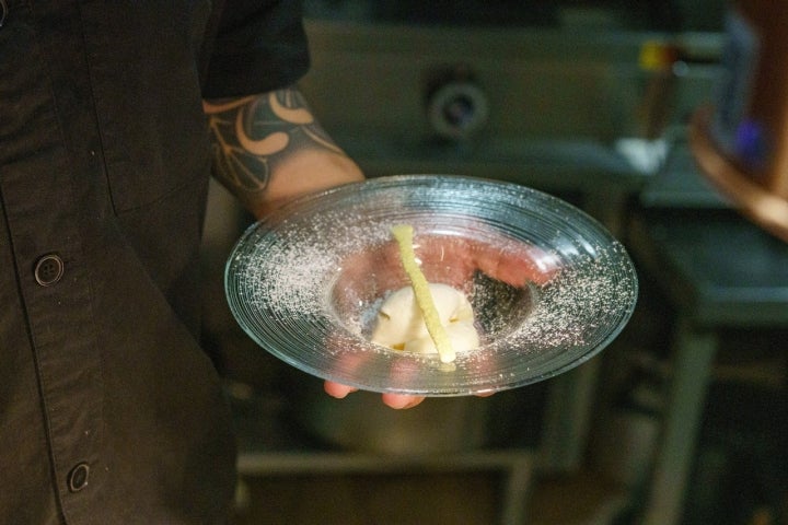 Panacotta de melocotón y chocolate blanco, helado de haba tonka y emulsión de hierbabuena.