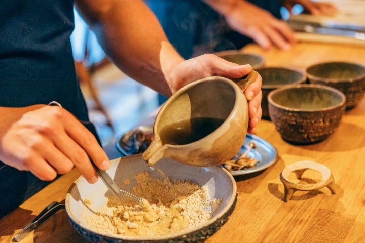 Preparación de gofio en el restaurante 8Aborigen