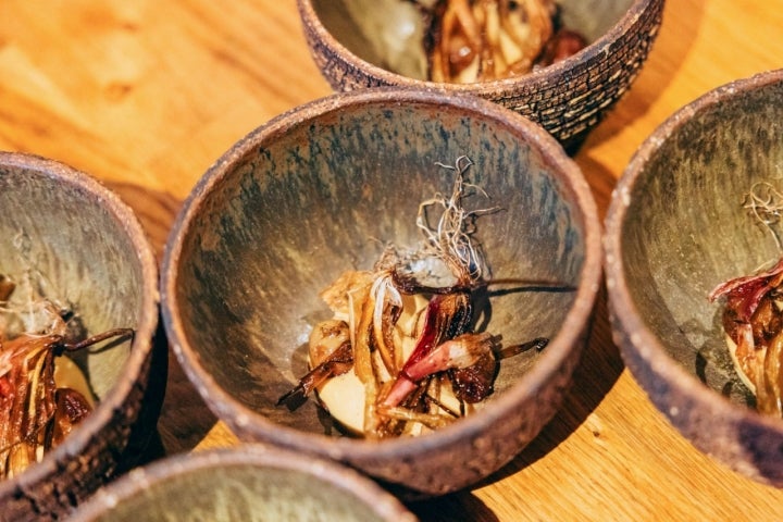 Plato de gofio con hierbas silvestres en el restaurante 8Aborigen