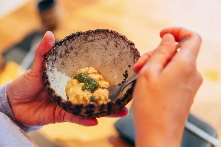 Plato de gofio con chicharrones en el restaurante 8Aborigen