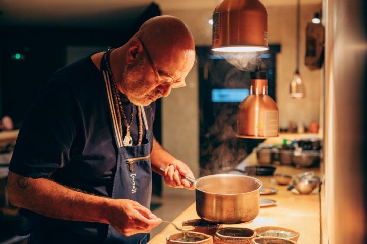 Marcos Tavío en la cocina del restaurante 8Aborigen