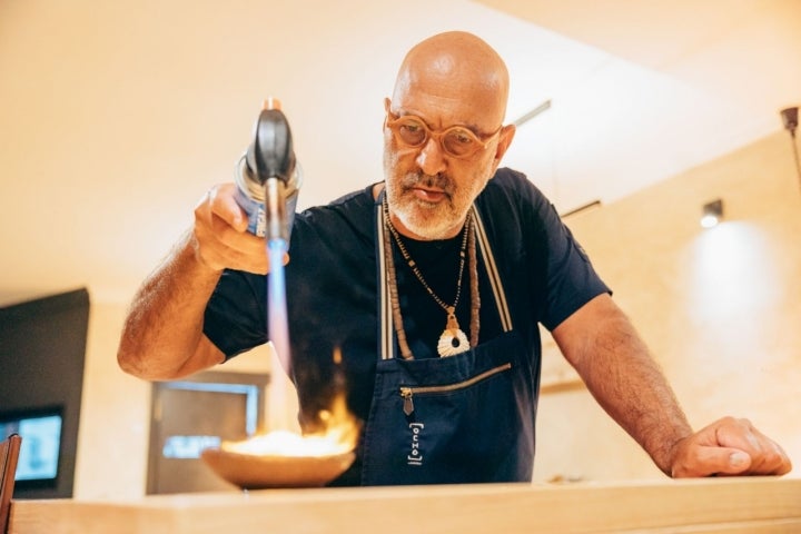 Marcos Tavío gratinando un plato del restaurante 8Aborigen