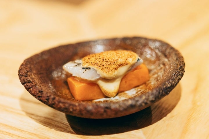 Plato de gofio de cebada con mojo vegetal