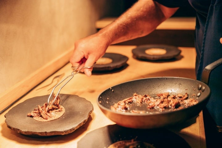 Preparación del plato gaite en el restaurante 8Aborigen