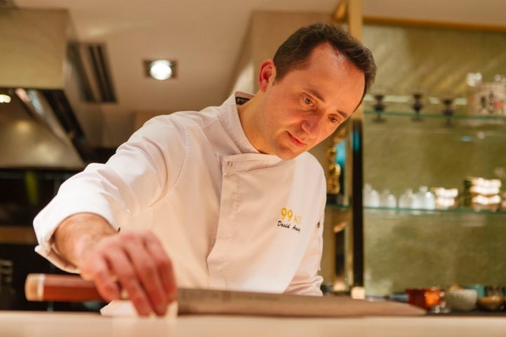 30/1/2020. Madrid. Restaurante 99 KO sushi. Calle Marqués de Villamagna, 1. Redactora: Almudena Navas. El cuchillo favorito de David Arauz. Foto de César Cid.