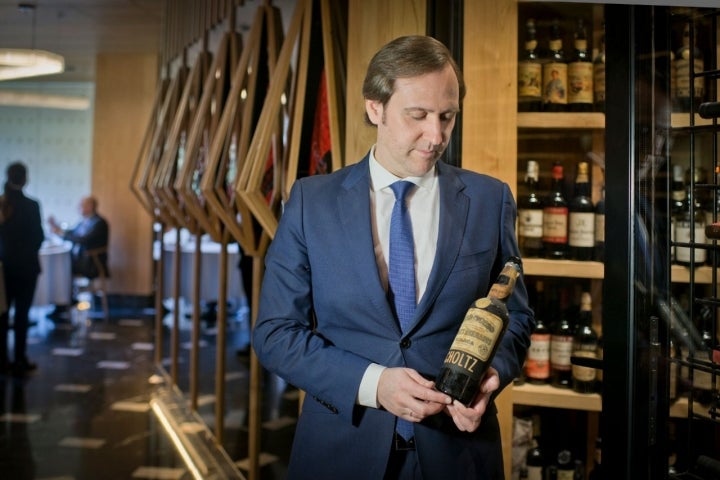 Valerio Carrera sostiene una de las joyas de la bodega: una botella Scholtz.