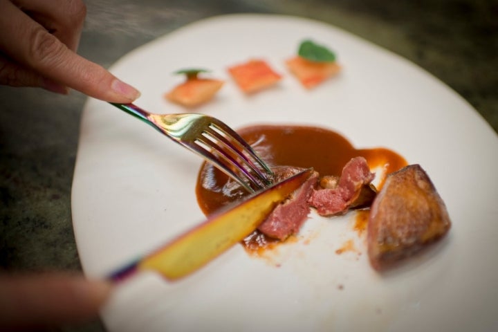 La pechuga de pichón con las falsas 'soufflé' de maíz, polvo de tomate y mahonesa achiote.