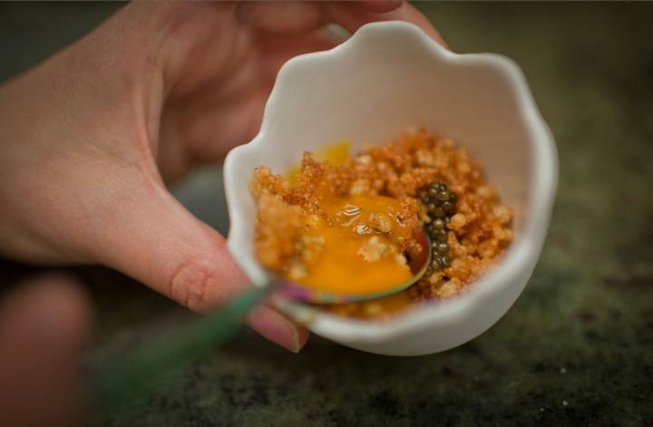Huevo con caviar de beluga, uno de los platos estrella del menú. Se sirve solo en el servicio de la noche.