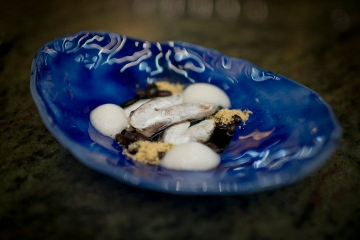 Las 'kokotxas' de merluza, con frijoles negros, 'farofa' y espuma de piparra.