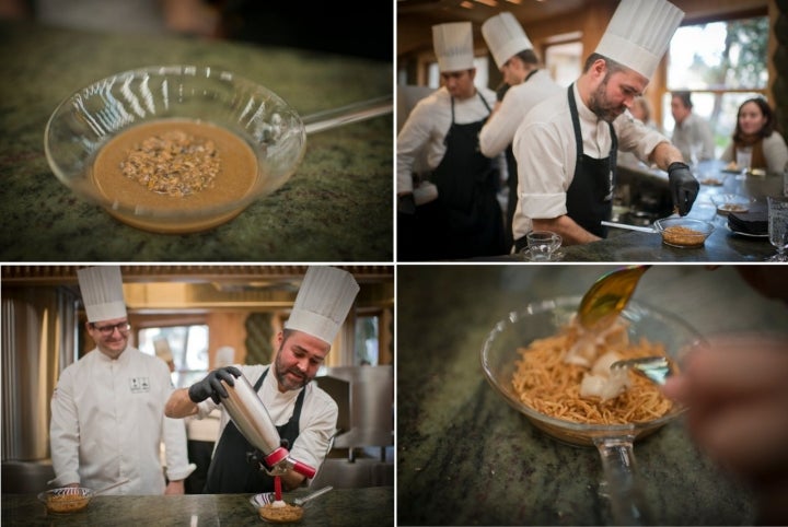 La fideuá la prepara el mismo comensal mezclando todos los ingredientes sobre la barra.