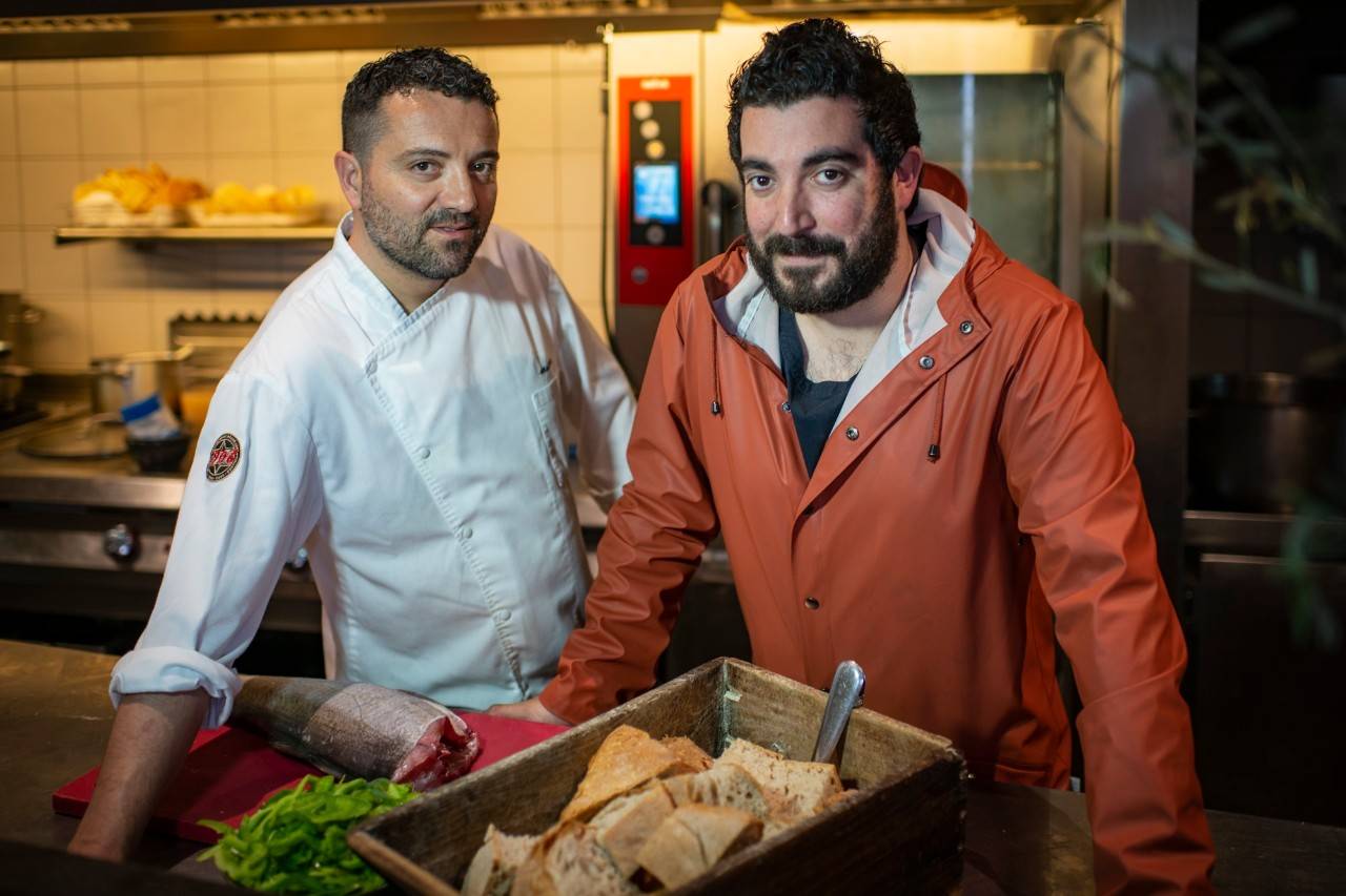 Marcos Cerqueiro y Iago Pazos, en la cocina abierta de la zona del restaurante.