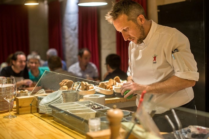 El chef Diego Valdivieso preparando unos postres.