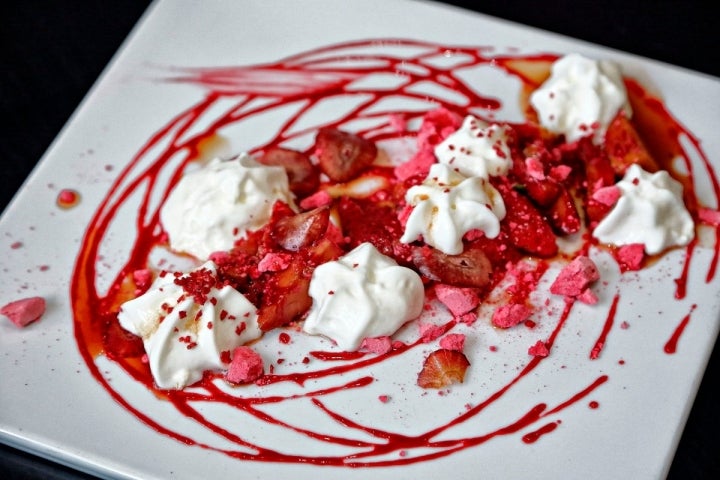 Las tres texturas de fresas: crispi liofilizado, maceradas en vermú casero y en suspiros de merengue.