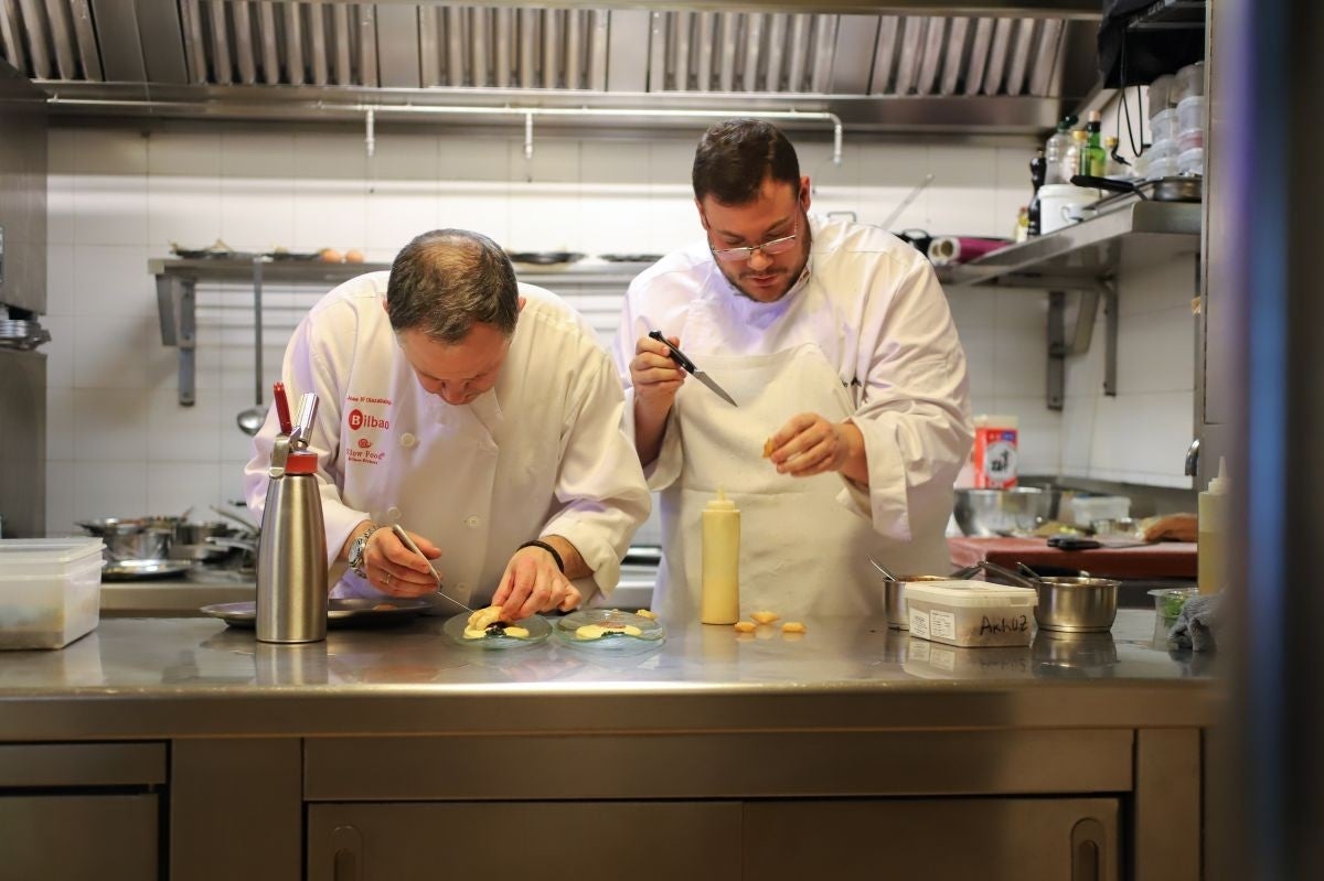 Josemi Olazabalaga, junto a un miembro de su equipo, en la cocina del 'Aizian'.