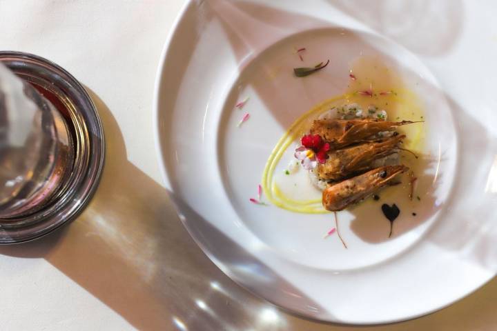 Ceviche de gamba blanca, un plato donde se encuentran Euskadi, Perú y Japón.