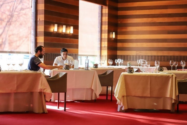 El diseño del restaurante, donde la madera es la protagonista, se inspira en una caja de puros.