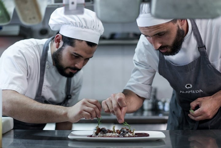 El trabajo en equipo es fundamental en la cocina.