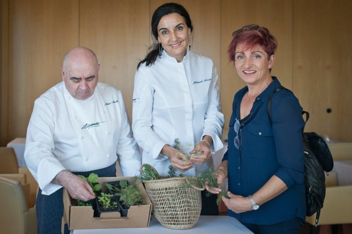 Juan Sánchez junto a Yolanda y Macarena Molina, la agricultora de Níjar.