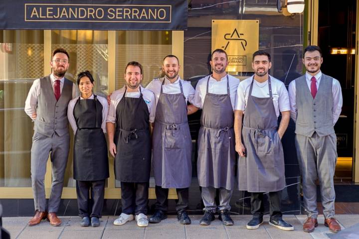 Restaurante 'Alejandro Serrano' (Burgos): foto del equipo de cocina y sala