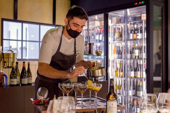 Restaurante 'Alejandro Serrano' (Burgos): Alejandro Serrano emplatando en mesa uno de sus platos