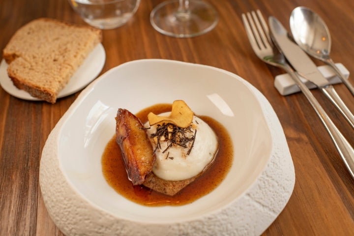 Plato de topinambos en diferentes texturas del restaurante Allégorie