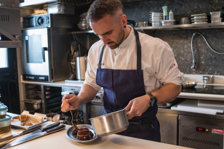 Gorka Rico en la cocina del restaurante AMA (Tolosa, Gipuzkoa)