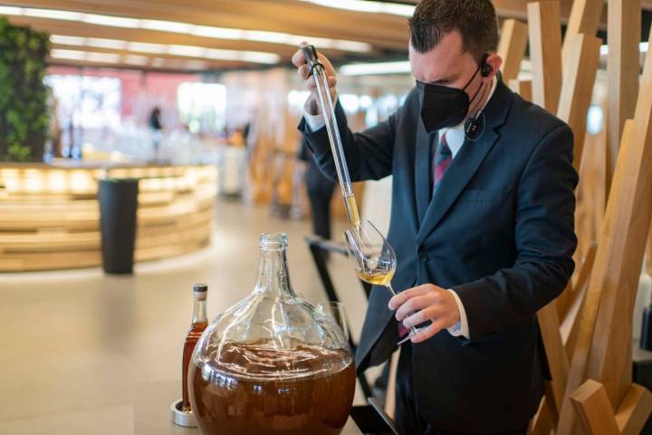 Aquí uno de los vinos más especiales de 'Ambivium': un verdejo de Nieva, añada 2019, embotellado en una damajuana con capacidad para 16 litros.