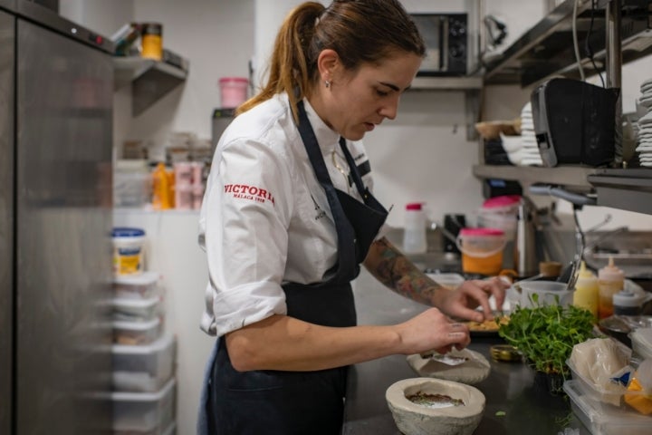 Lucía trabajando en cocina.