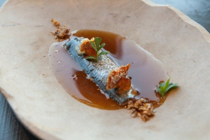 Sardina ahumada en jugo de morros tudancos, otra mezcla de tierra y mar.