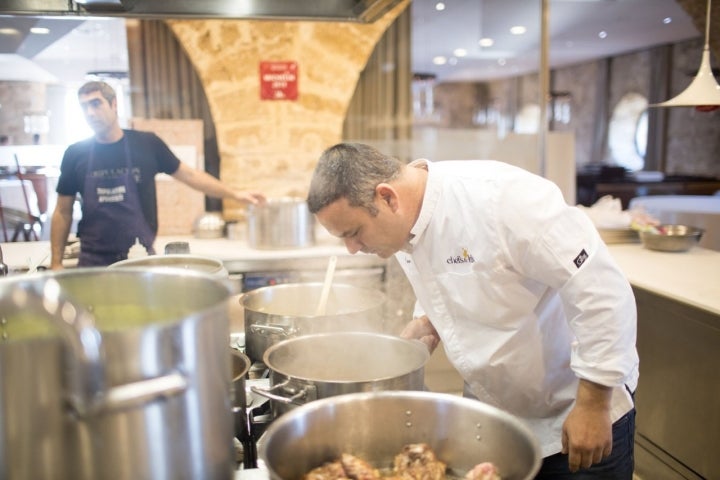 El chef controlando en cocina que todo vaya bien.