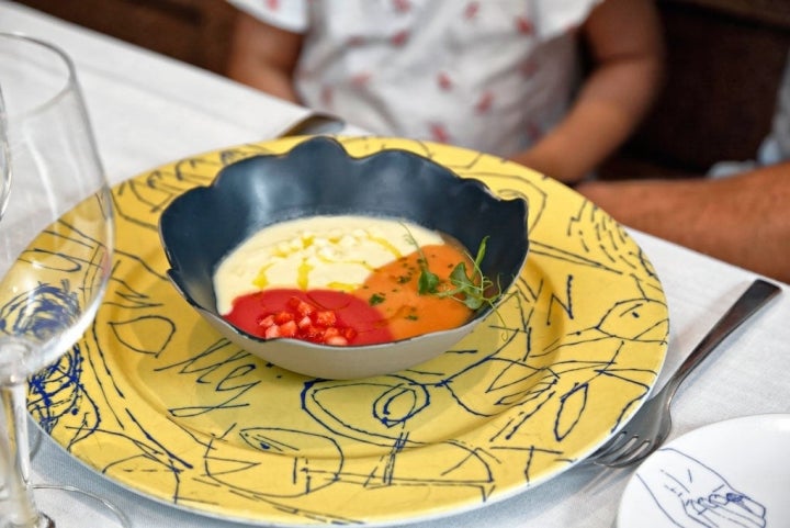 Tres cremas unidas y separadas por sí mismas: ajo blanco, gazpacho y remolacha con fresón.