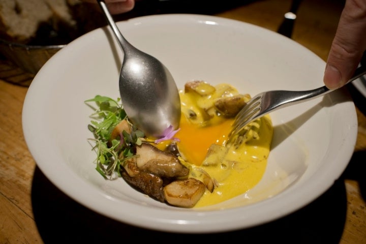 Boletus con yema de huevo de caserío.