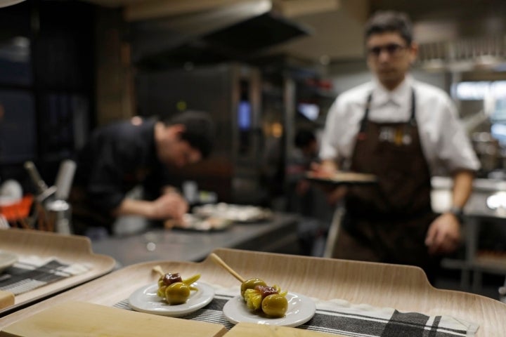 En la cocina se preparan las gildas, con la particularidad de llevar solomillo de paloma en lugar de anchoa.