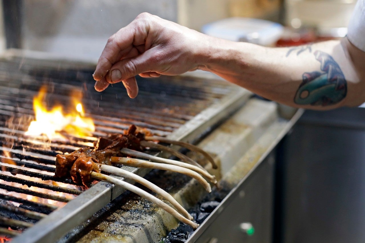 El 'Corazón choricero' dorándose en la parrilla.