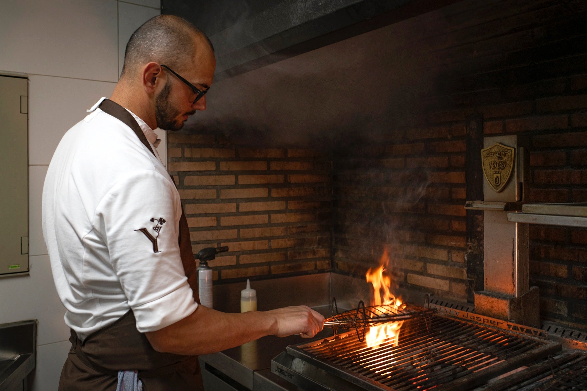 La brasa es protagonista en la propuesta de Arrope.